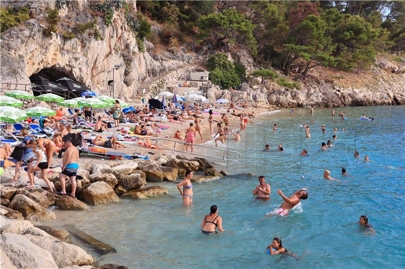 Kupači na plaži u Makarskoj sredinom kolovoza