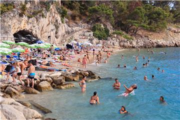 Kupači na plaži u Makarskoj sredinom kolovoza