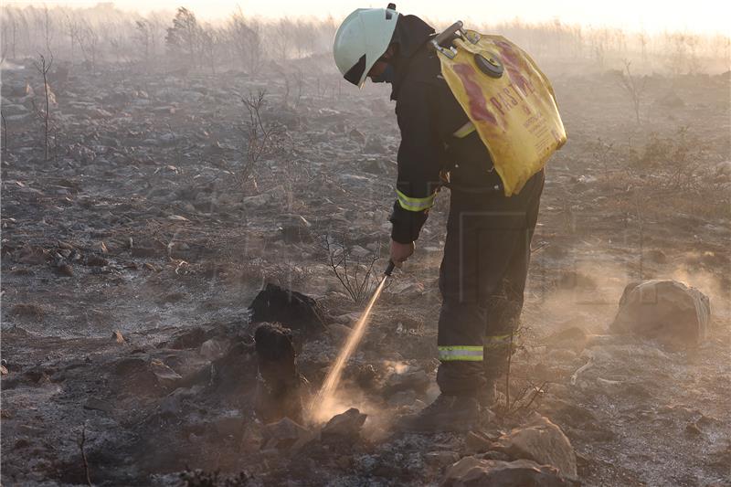 Požar na Klisu ugasilo devet vatrogasaca