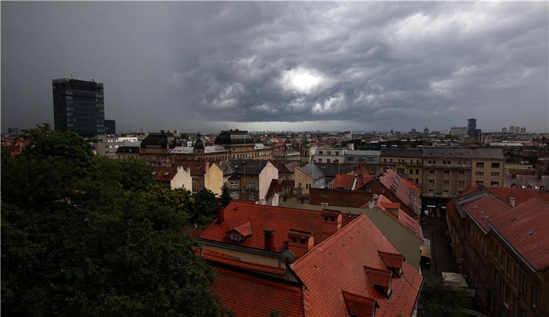 Naoblačenje, mjestimična kiša i pljuskovi 