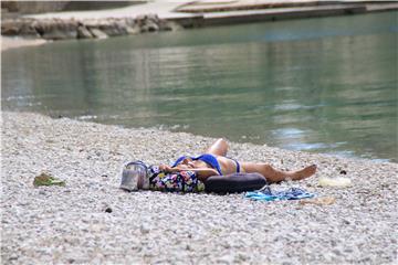 Ukinuta zabrana kupanja na plaži Klenovica, more izvrsne kakvoće