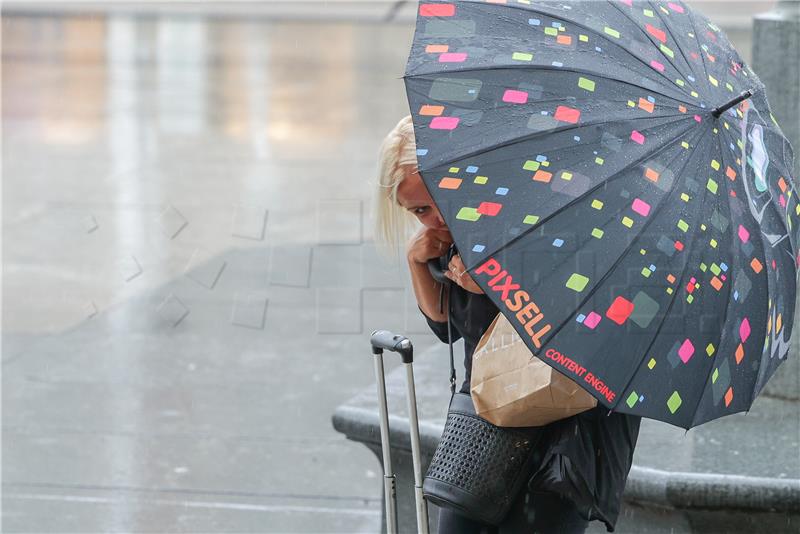 Poslijepodnevna kiša na glavnom zagrebačkom trgu