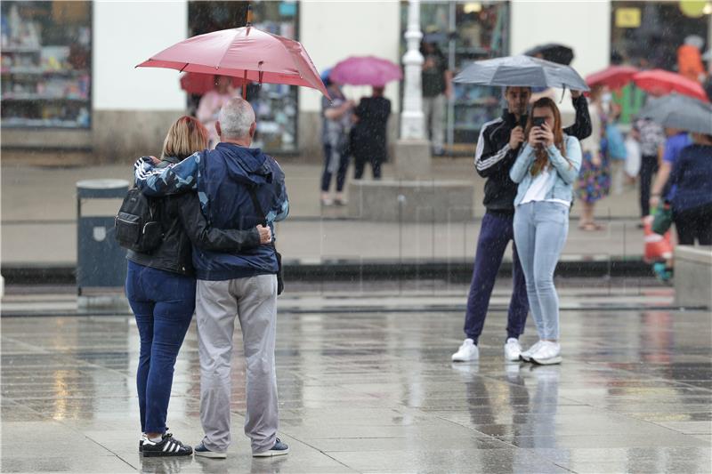 Poslijepodnevna kiša na glavnom zagrebačkom trgu