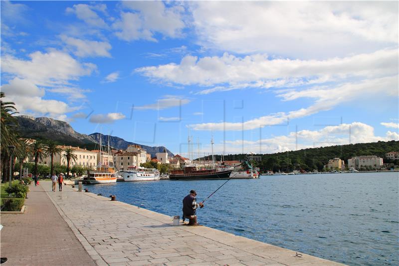 Djelomice sunčano, ponegdje moguća kiša i lokalni pljuskovi