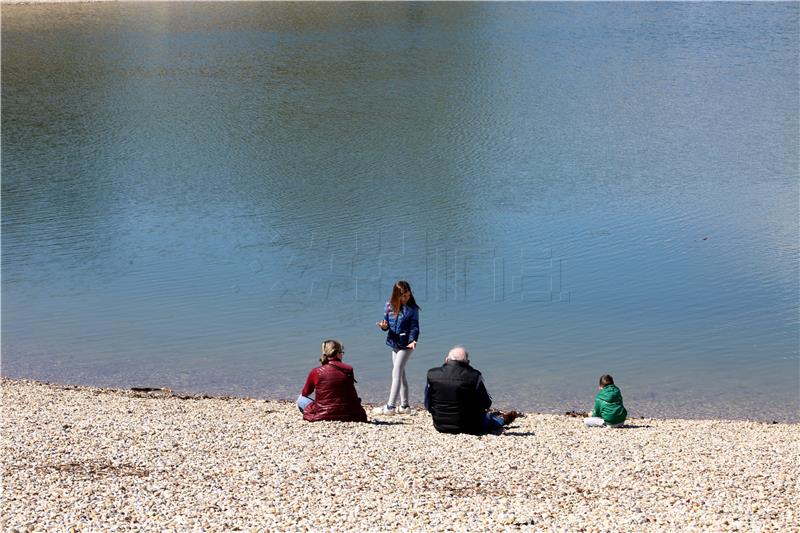 Sunčano, od sredine  dana porast naoblake