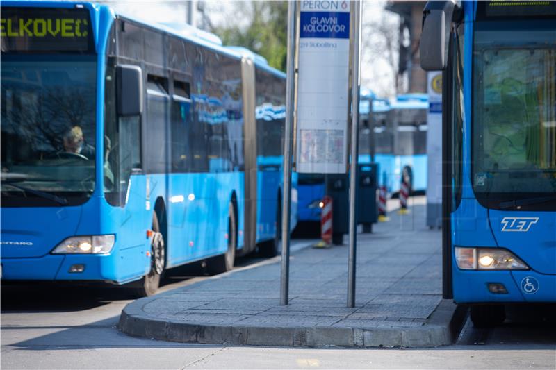 ZET-ov autobus se zapalio u vožnji, vozač ugasio vatru