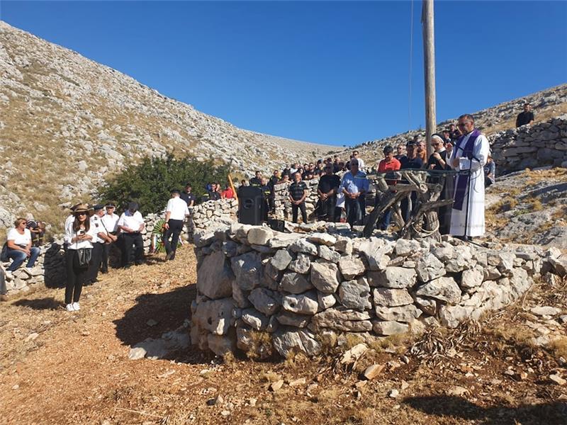 Odavanje počasti smrtno stradalim vatrogascima u kornatskoj tragediji