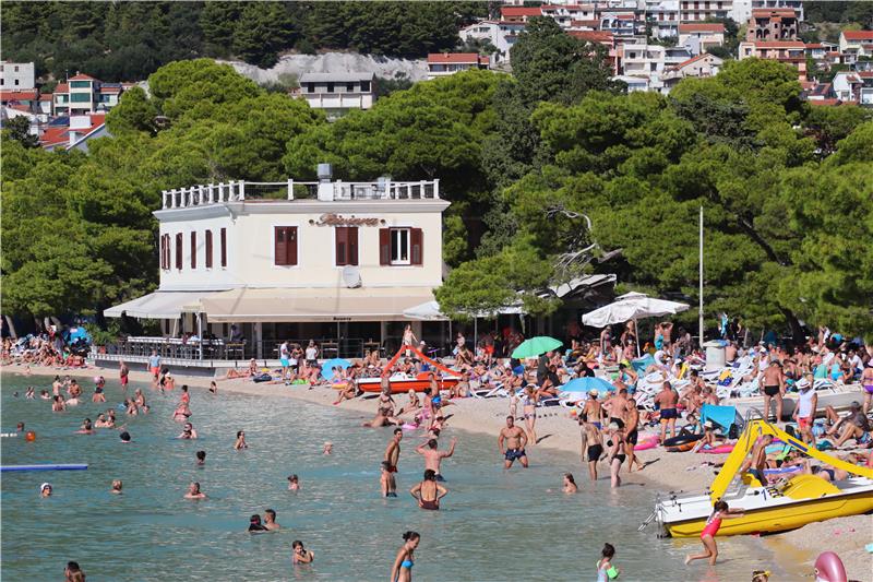 Kupači na plaži u Makarskoj krajem kolovoza