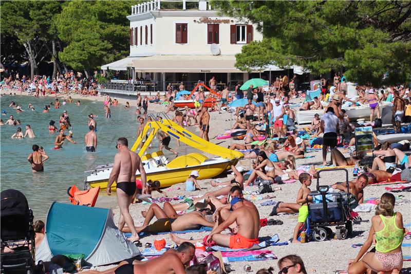 Kupači na plaži u Makarskoj krajem kolovoza