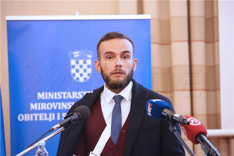 Aladrović svečano uručio 28 ugovora u vrijednosti 22,5 milijuna kuna