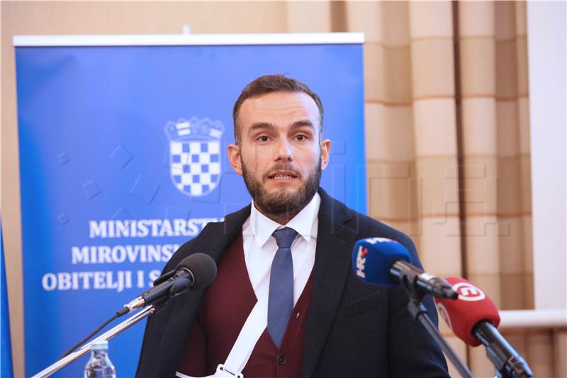 Aladrović svečano uručio 28 ugovora u vrijednosti 22,5 milijuna kuna