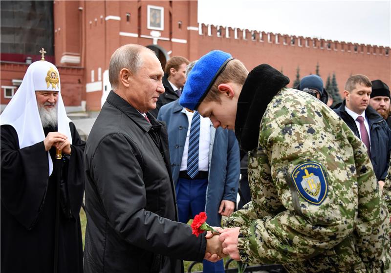 Putin nagradio policajce i vojnike uoči parlamentarnih izbora