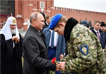 Putin nagradio policajce i vojnike uoči parlamentarnih izbora