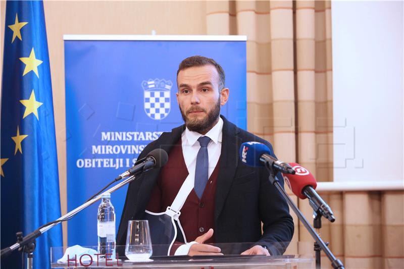 Aladrović presents agreements for school meals to disadvantaged children