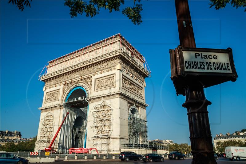 FRANCE ART CHRISTO INSTALLATION