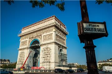 FRANCE ART CHRISTO INSTALLATION