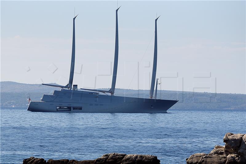 U grad Split doplovio futuristički brod 'Sailing Yacht A'