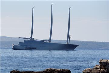 U grad Split doplovio futuristički brod 'Sailing Yacht A'