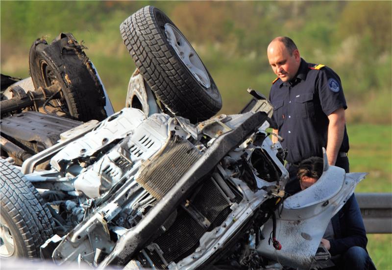  Brinje - Poginulo dijete, ozlijeđeno drugo dijete i roditelji iz poljskog automobila