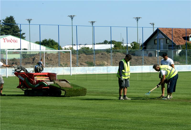 Nogometnom klubu Varaždin predan novi travnjak s umjetnom travom