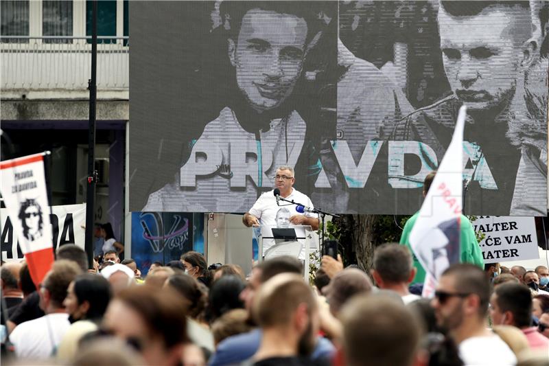 U Sarajevu tisuće prosvjednika tražili istinu o smrti Dženana i Davida