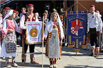 U svečanom mimohodu Dječjih vinkovačkih jeseni 2.500 malih folkloraša