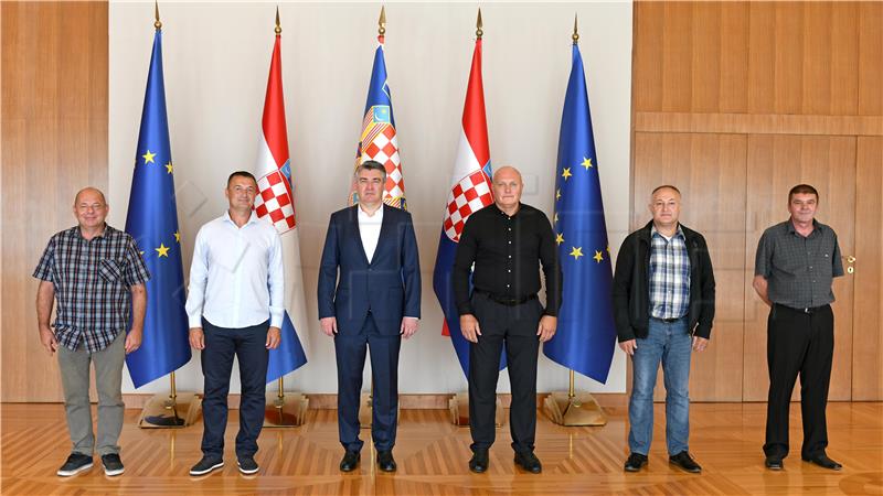 Milanović receives former POWs of Manjača concentration camp