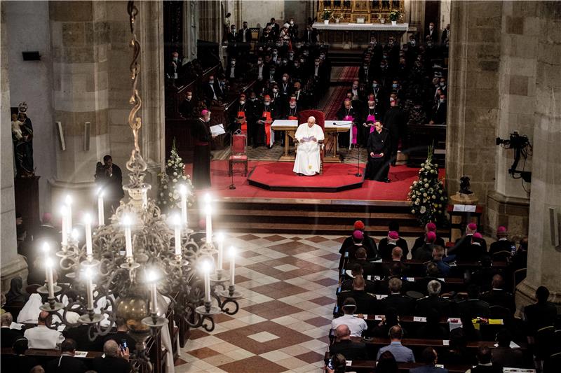 Papa u Slovačkoj: Tražim skromnu Crkvu i stidim se holokausta 