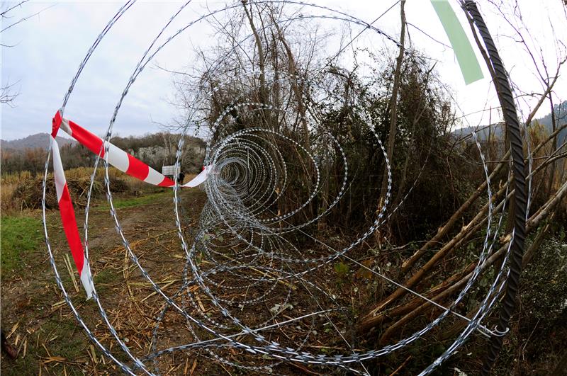 Slovenia to extend anti-migrant fencing along border with Croatia