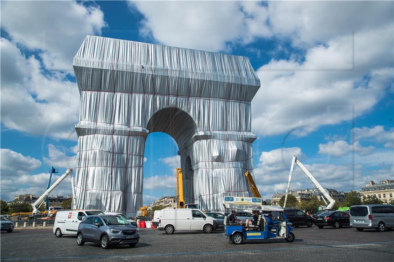 FRANCE ART CHRISTO INSTALLATION