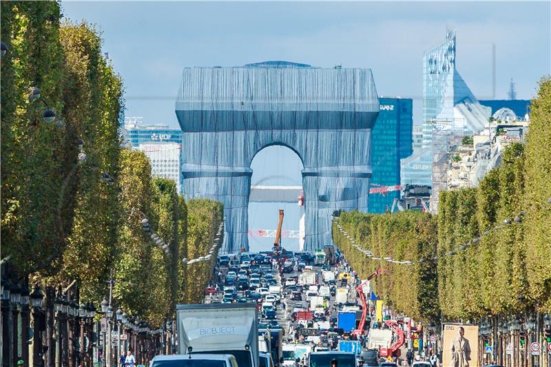 FRANCE ART CHRISTO INSTALLATION