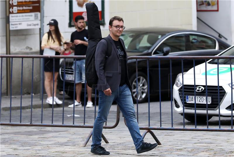 Bojan Glavašević s gitarom na leđima na Markovom trgu