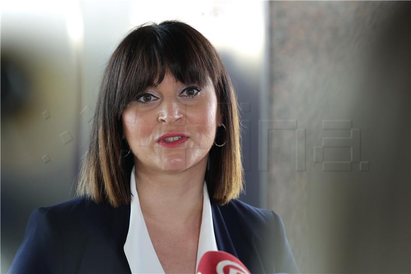 Minister Tramišak presents contracts for co-funding EU projects in Osijek