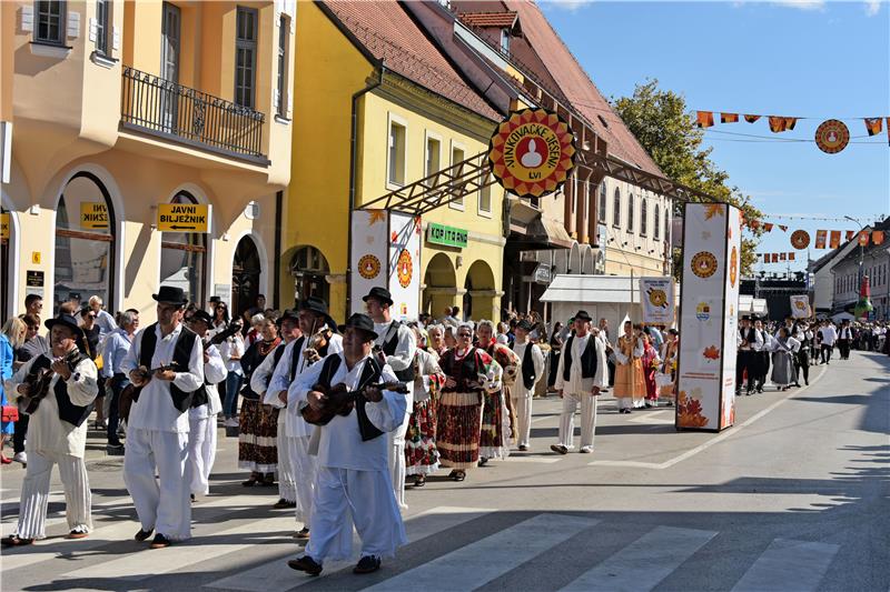 Svečani mimohod 59 KUD-ova 56. Vinkovačkih jeseni