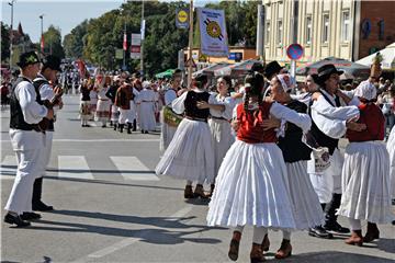 Svečani mimohod 59 KUD-ova 56. Vinkovačkih jeseni