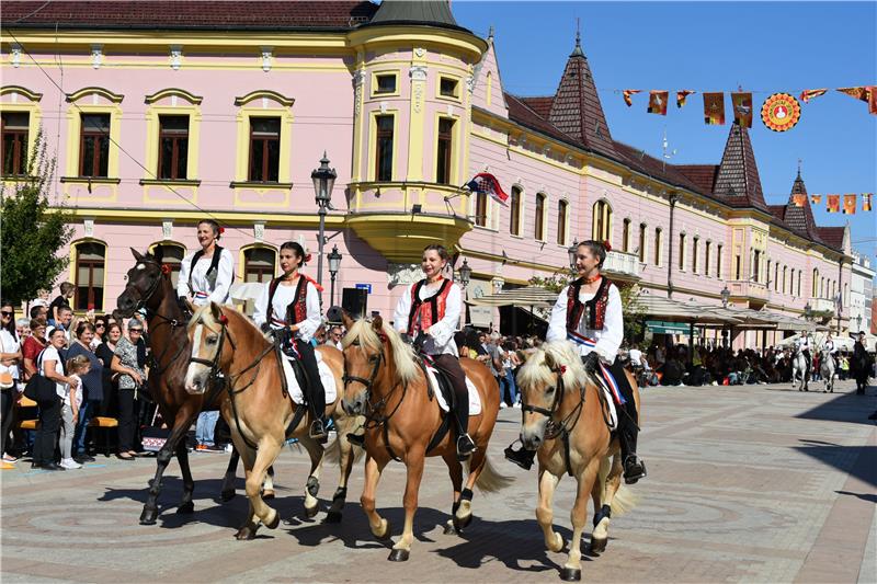 Svečani mimohod 59 KUD-ova 56. Vinkovačkih jeseni