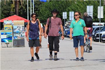 Turisti u Makarskoj u šetnji rivom