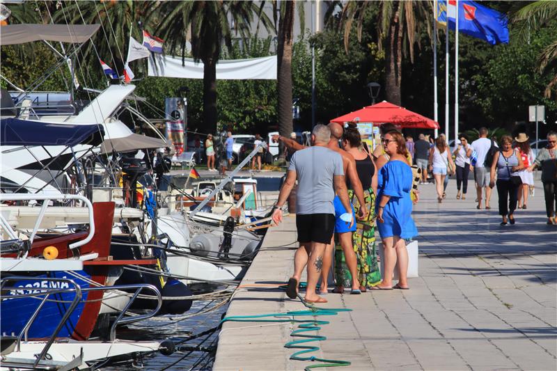 Turisti u Makarskoj u šetnji rivom