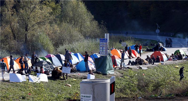 Eight Croatians, one Serb under investigation for smuggling 100 migrants