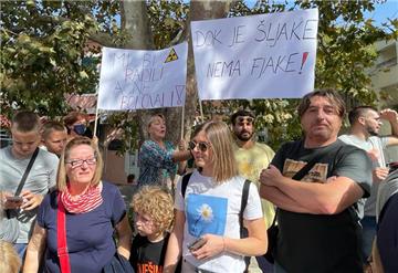 Dugoraćani  prosvjeduju i traže sanaciju zemljišta nekadašnje Tvornice ferolegura