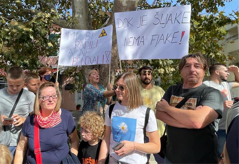 Dugoraćani prosvjeduju i traže sanaciju zemljišta nekadašnje Tvornice ferolegura