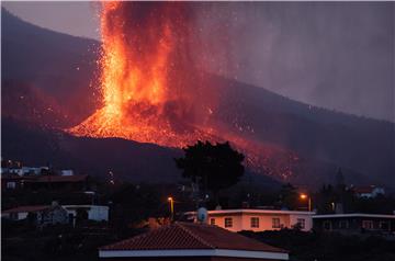 Vlasti zatvorile obalno područje La Palme, lava se približava moru