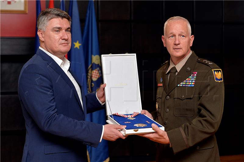 President Milanović decorates US Lieutenant General Jensen