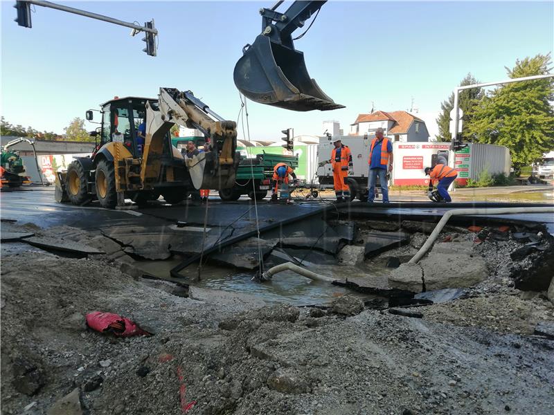 Zagreb: Na Trešnjevci opet puknuo vodovodni cjevovod, izlila se veća količina vode