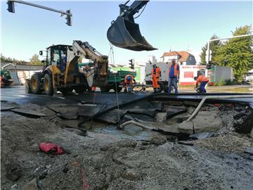 Zagreb: Na Trešnjevci opet puknuo vodovodni cjevovod, izlila se veća količina vode