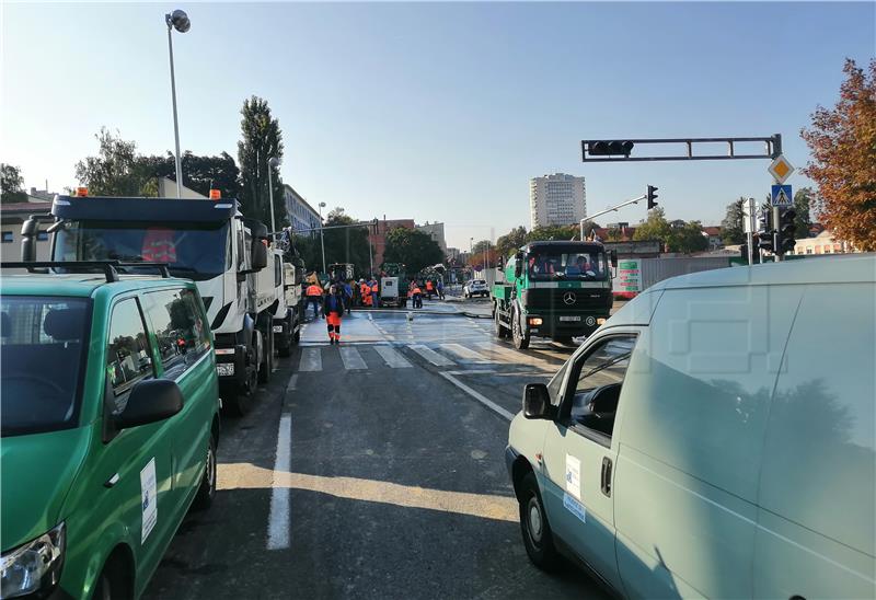 Zagreb: Na Trešnjevci opet puknuo vodovodni cjevovod, izlila se veća količina vode