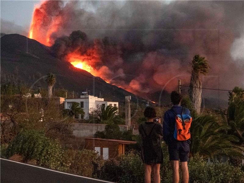 Lava se izlila iz nove pukotine vulkana na La Palmi