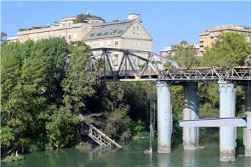 U požaru oštećen 'Željezni most' u Rimu