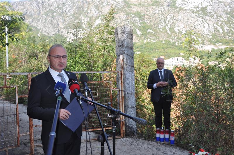 Croatian and Montenegrin foreign ministers lay wreaths in Morinj