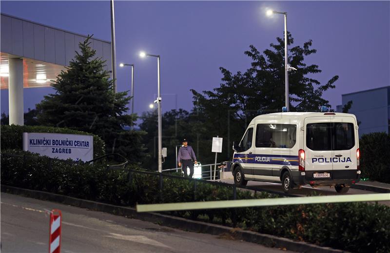 Protesters against COVID certificate mandate rally outside KBC Zagreb hospital again